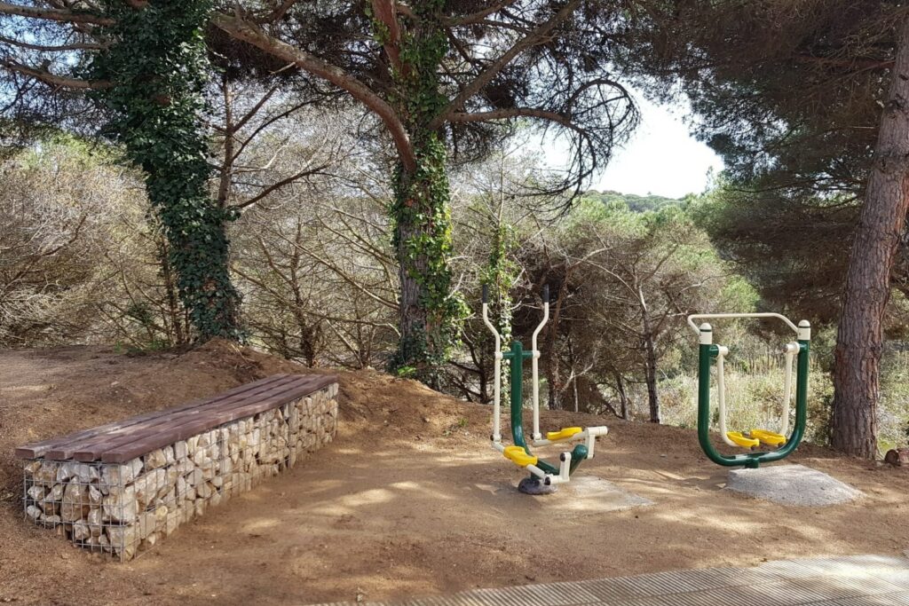 Alguns dels elements del nou parc d'activitat física (Associació de veïnes i veïns de Lloret de Dalt)