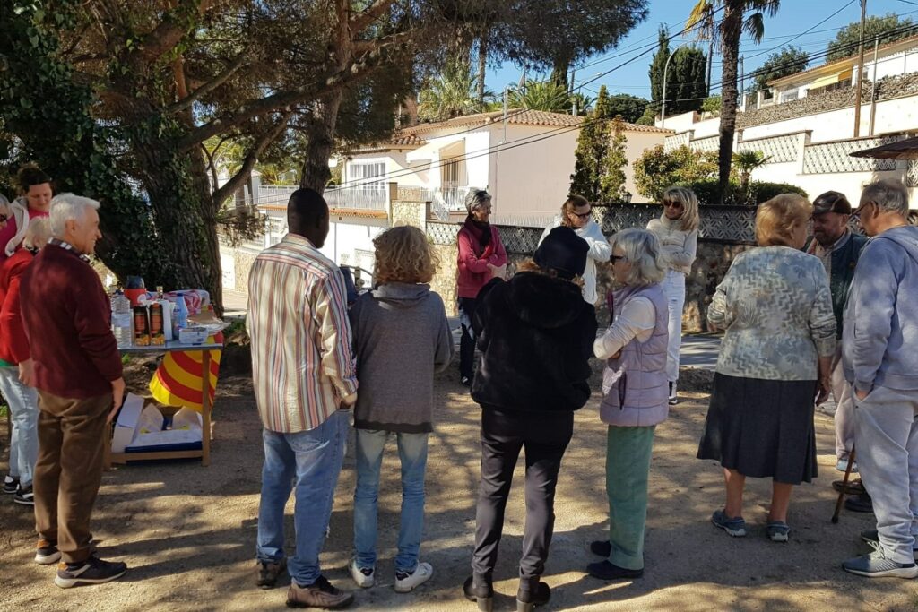 Una trentena de persones van assistir a la inauguració del parc (AVV Lloret de Dalt)