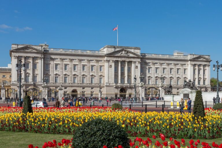 Buckingham_Palace_from_gardens,_London,_UK_-_Diliff_(cropped)