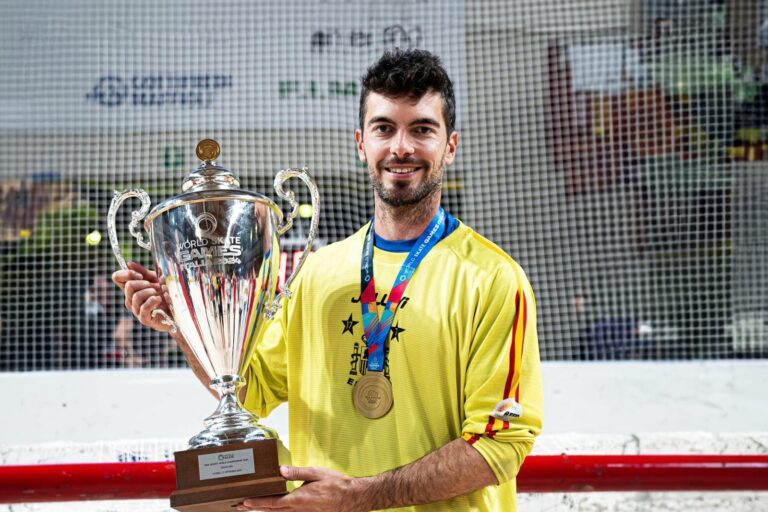 Carles Grau amb la copa del Campionat del Mon del 2024