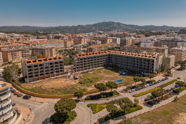 Comença l’enderroc del Brava Park de Fenals per fer-hi 152 pisos per a residents