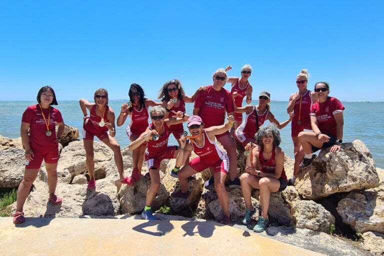 Les veteranes amb la medalla de campiones d'Espanya (Club Rem Santa Cristina)