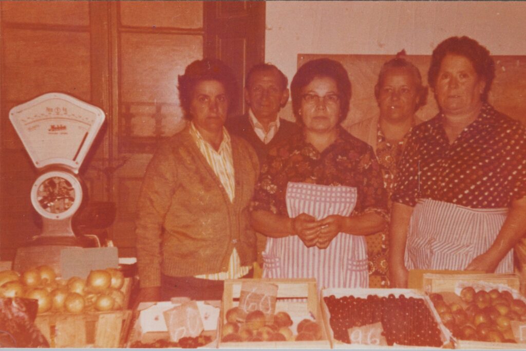 Les paradistes Antònia Orench Sagrera i Madrona Cornellà Creixell a la parada de verdures del Mercat Municipal de la plaça dels Germans Maristes (Servei d'Arxiu Municipal de Lloret de Mar)