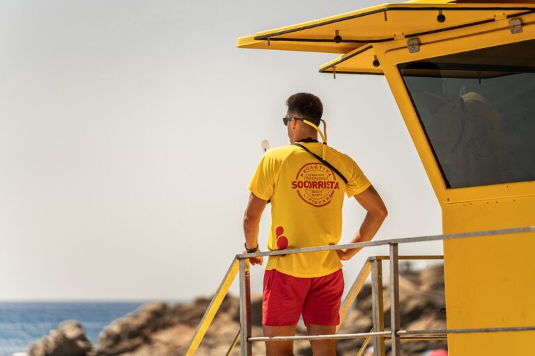 Un socorrista a la platja de Lloret