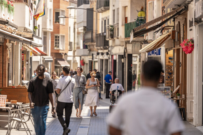 Uns vianants, avui, pel carrer Sant Pere