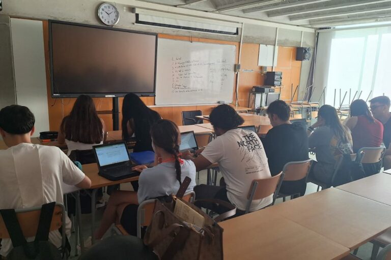 alumnes del Coll i Rodès preparant la selectivitat
