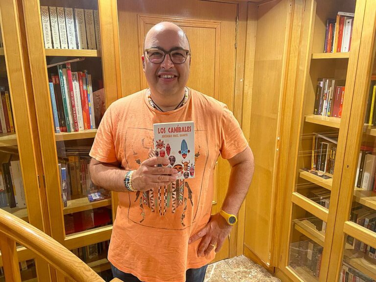 foto Jeronimo amb el llibre LOS CANIBALES