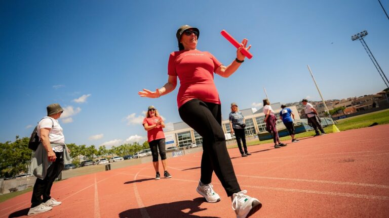 La gent gran de Lloret gaudeix d’un dia fent esport, balls i jocs a les pistes d’atletisme