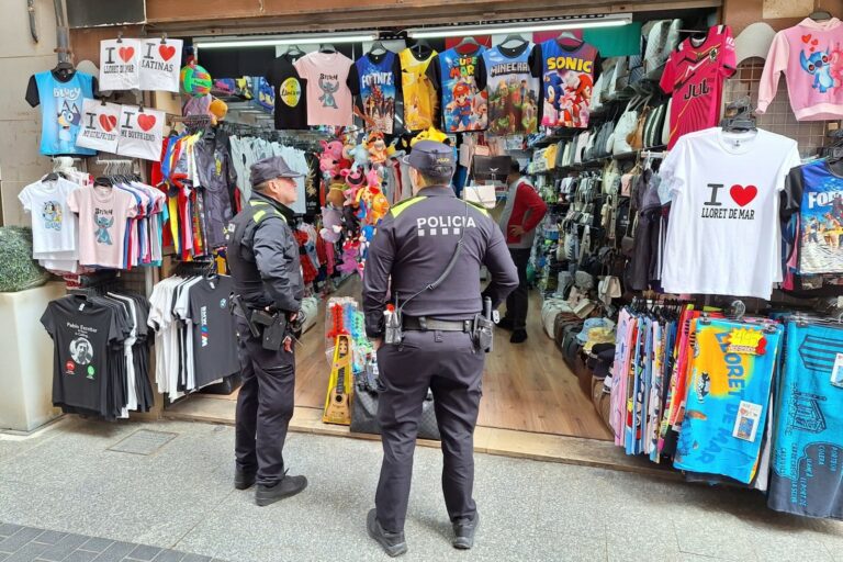 La Policia Local davant de l'establiment, durant la inspecció (Ajuntament de Lloret de Mar)