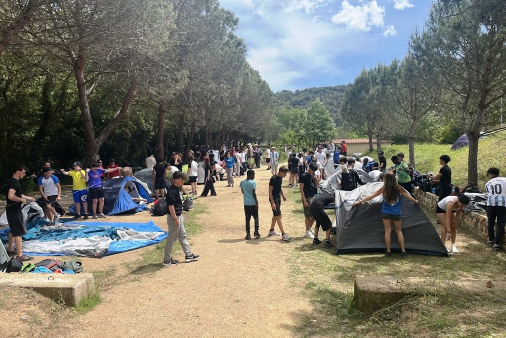 Els alumnes fan nit en un càmping de Tossa (Institut Rocagrossa)