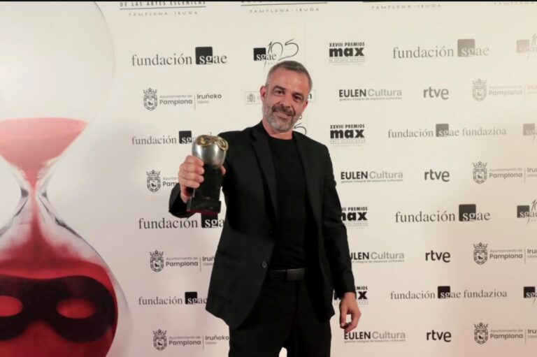 Víctor Peralta amb el Premi Max (Diario de Noticias)