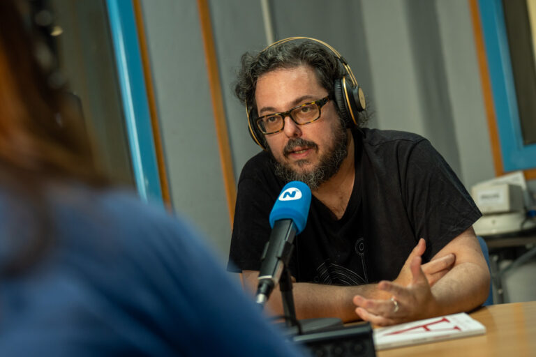 Agustí Busom, als estudis de la ràdio