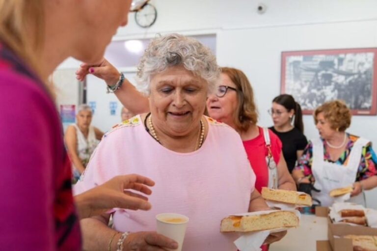 Celebrant la revetlla de Sant Joan (Casal municipal de la gent gran)