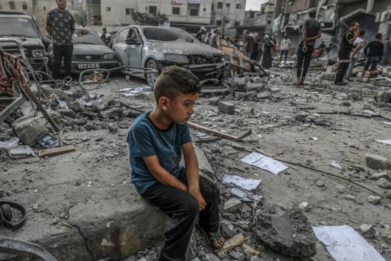 Un nen, enmig de la guerra a la Franja de Gaza (EFE)
