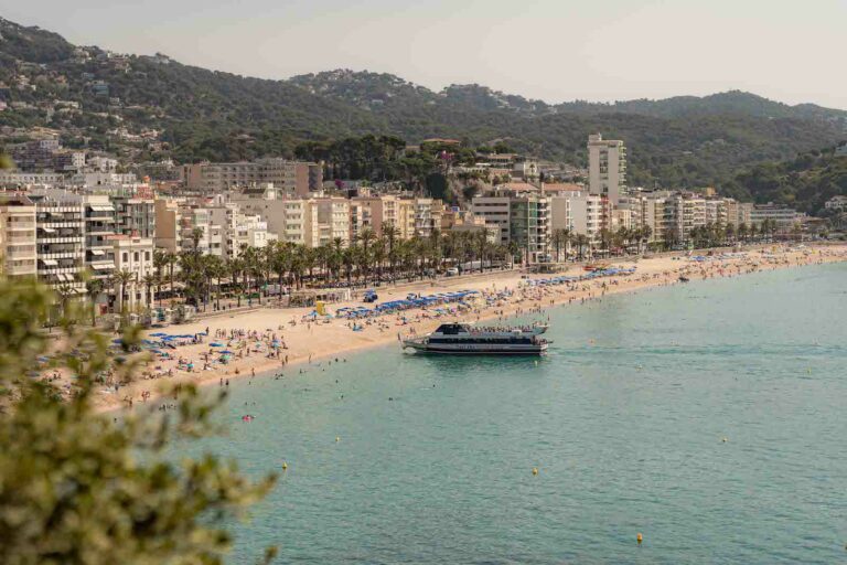 Embarcacions navegant a la platja de Lloret
