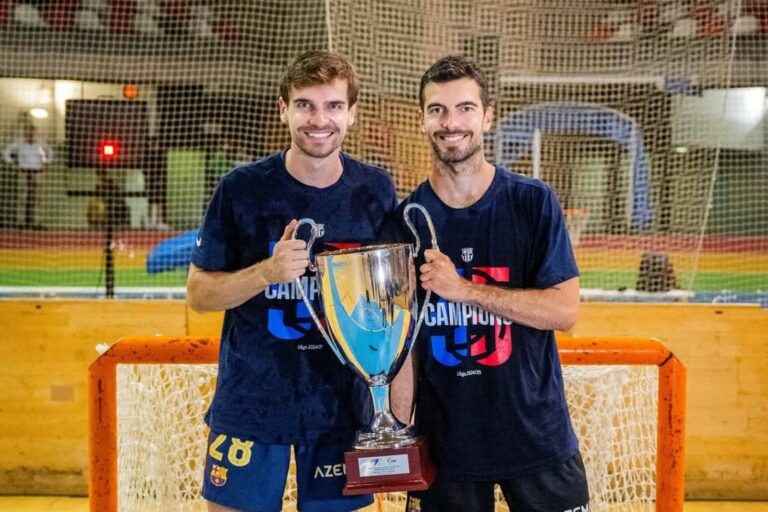 Els germans Grau amb la copa de l'OK Lliga