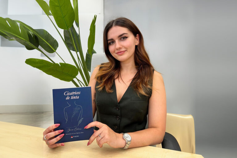 Joana Coloma amb el seu poemari