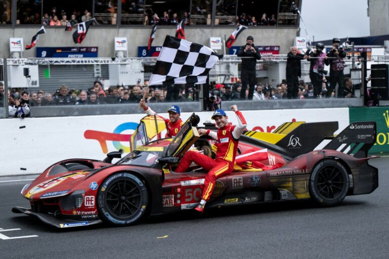 Miguel Molina amb els seus companys celebrant la victòria de l'any passat a LeMans (Formula Rápida)