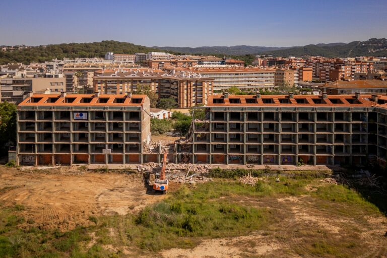 L'enderroc de l'edifici Brava Park va començar la setmana passada