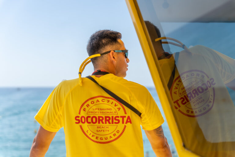 Un socorrista vigilant la platja de Lloret