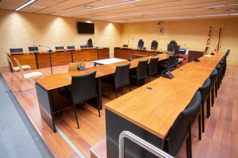 Una sala de l'Audiència de Girona (El Punt Avui)