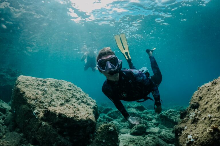 Practicant snorkel al fons marí del municipi (Lloret Turisme)