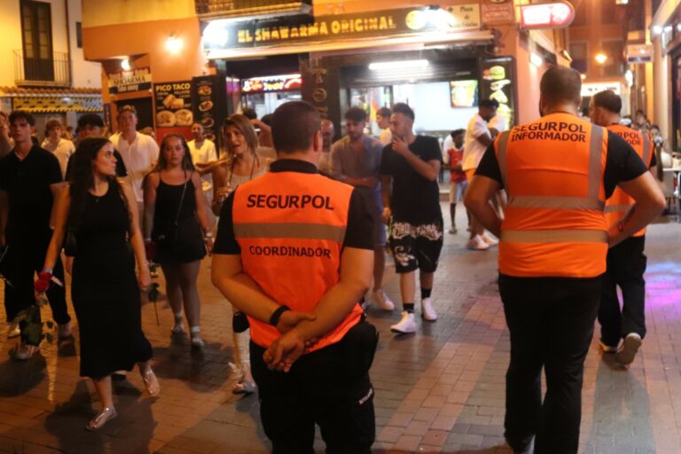 Auxiliars nocturns passejant per la plaça del Carme (ACN)