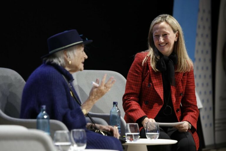 Cristina Cabañas, amb Pilarín Bayés, en una jornada de Comertial Retail