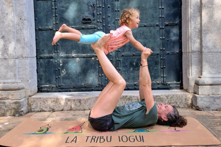 Vero Martín fent ioga amb una nena (La Tribu Iogui)