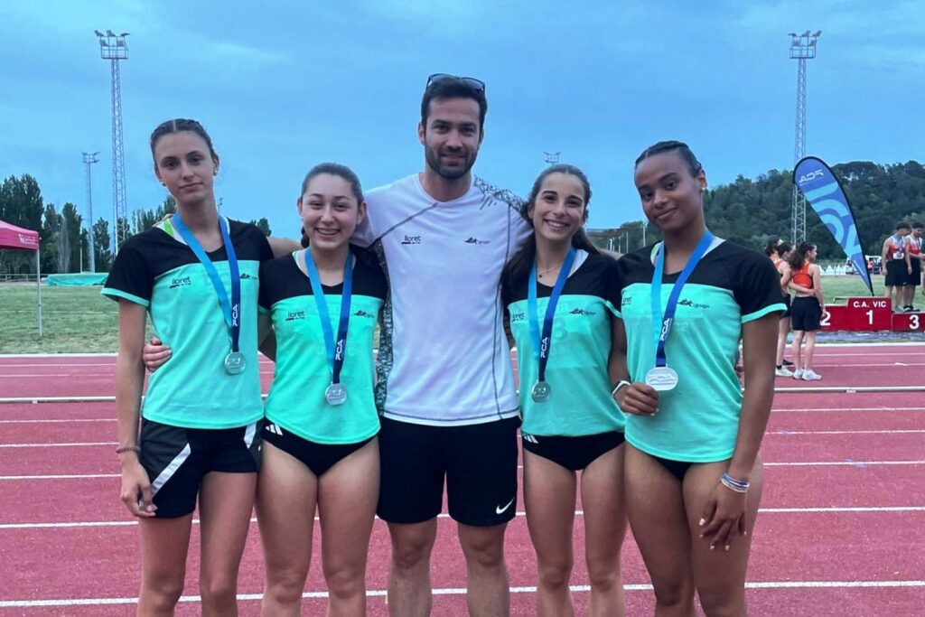 Alèxia Carrasco, Estel Caimel, Berta Linares i Donna Piza amb un dels entrenadors (Club Atletisme Lloret - La Selva)