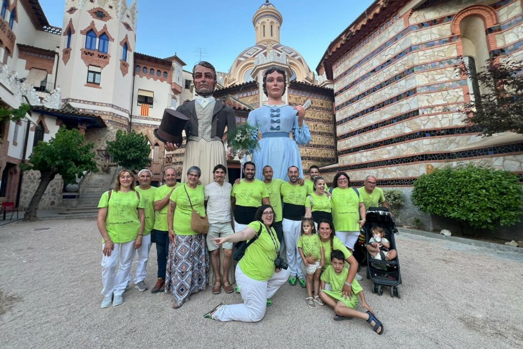 La colla amb els gegants retornats (Colla Gegantera de Lloret de Mar)