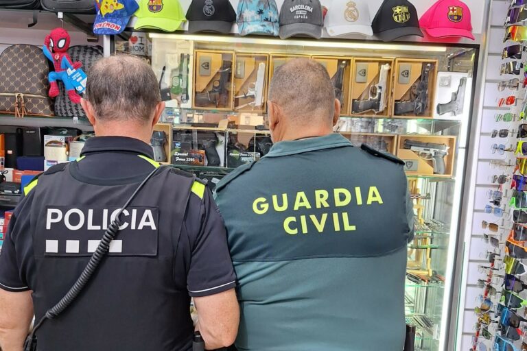 Un policia local i un guàrdia civil, durant l'operatiu (Ajuntament de Lloret de Mar)