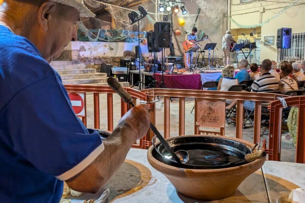 Preparant el rom cremat a la revetlla de l'any passat (Barri dels Pescadors)