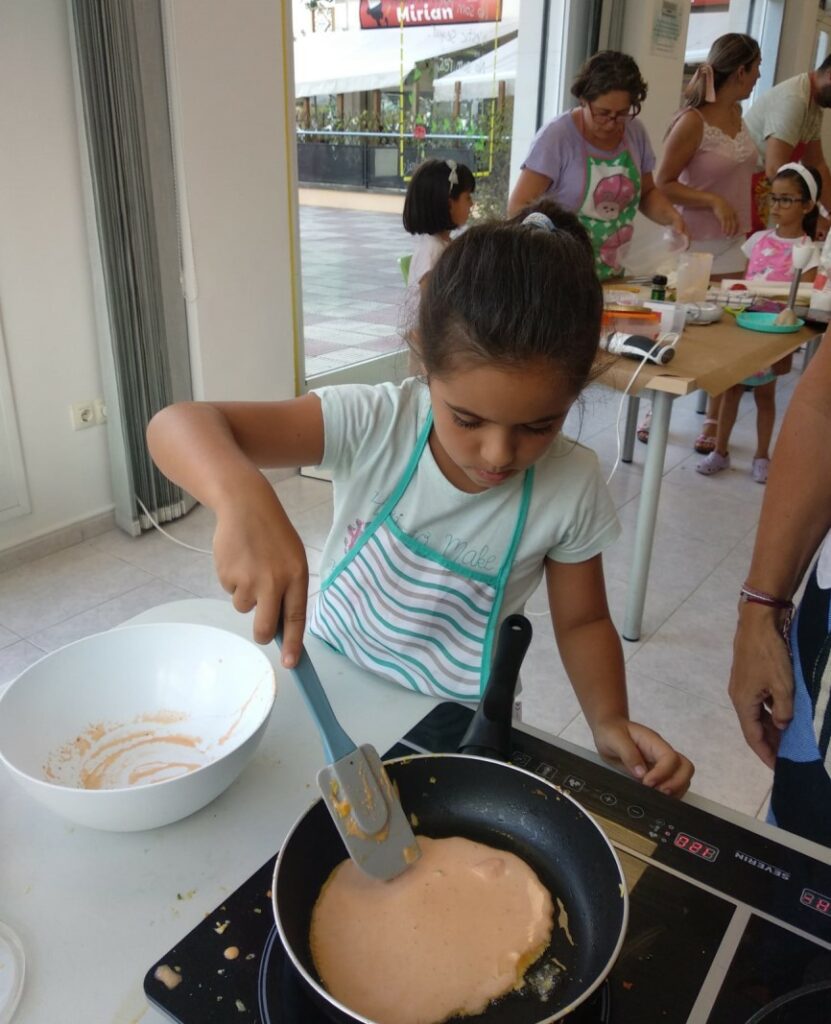 Una nena al taller de cuina saludable (Centre cívic del Rieral)