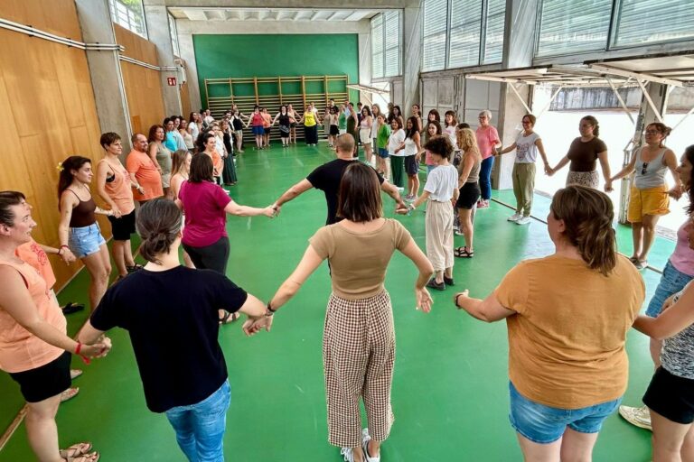 Els ensenyants de música aprenent la coreografia de la sardana (AEMCAT)