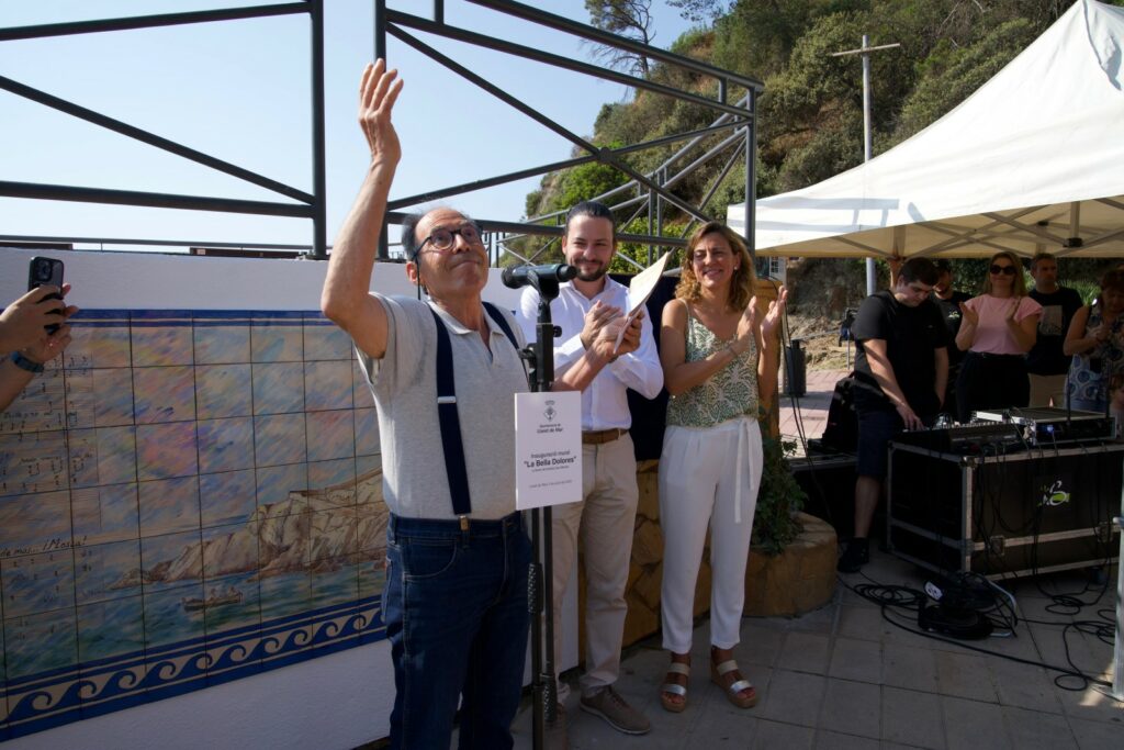 Joan Bernat en record als tres creadors de 'La Bella Dolores' (Ajuntament de Lloret de Mar)