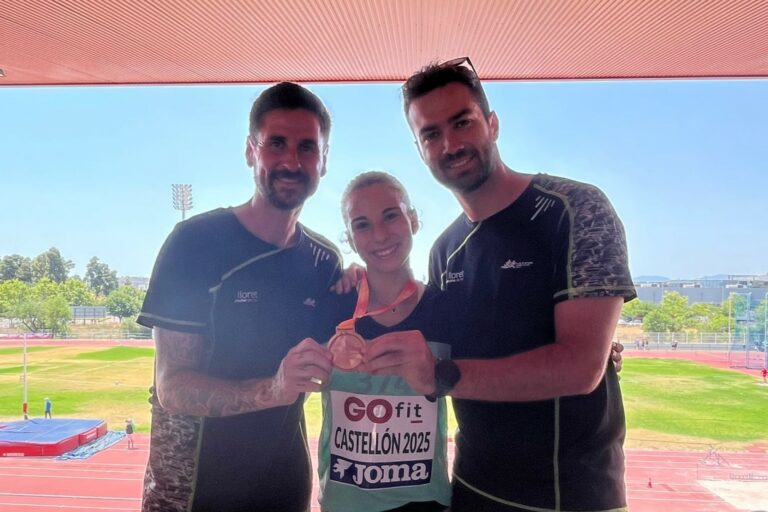 Berta Linares i els seus entrenadors amb la medalla (CA Lloret - La Selva)