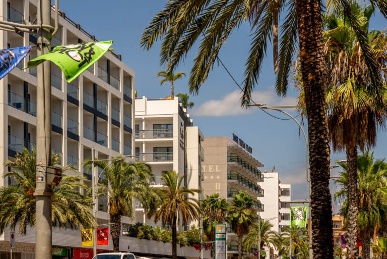 Façanes d’edificis turístics a l’Avinguda Just Marlés de Lloret de Mar