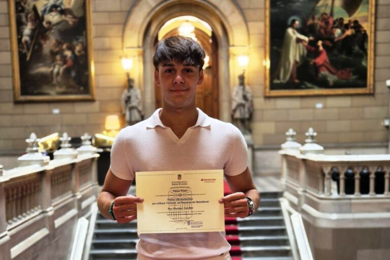 Pau Martínez, amb el diploma