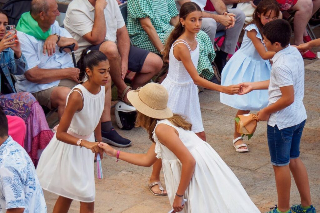 Infants de totes les edats participen sempre al Ball de Plaça de concurrència popular (Confraria de Sant Elm)