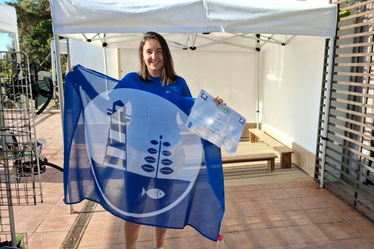 La bandera de Centre Blau de Xatrac (Ajuntament de Lloret de Mar)