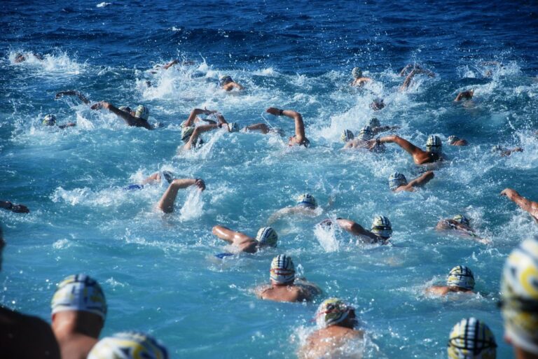 Nedadors a l'aigua a la travessia de l'any passat (Club Natació Lloret)