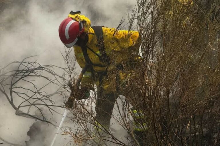 Un voluntari treballant en l'extinció del foc (ADF)
