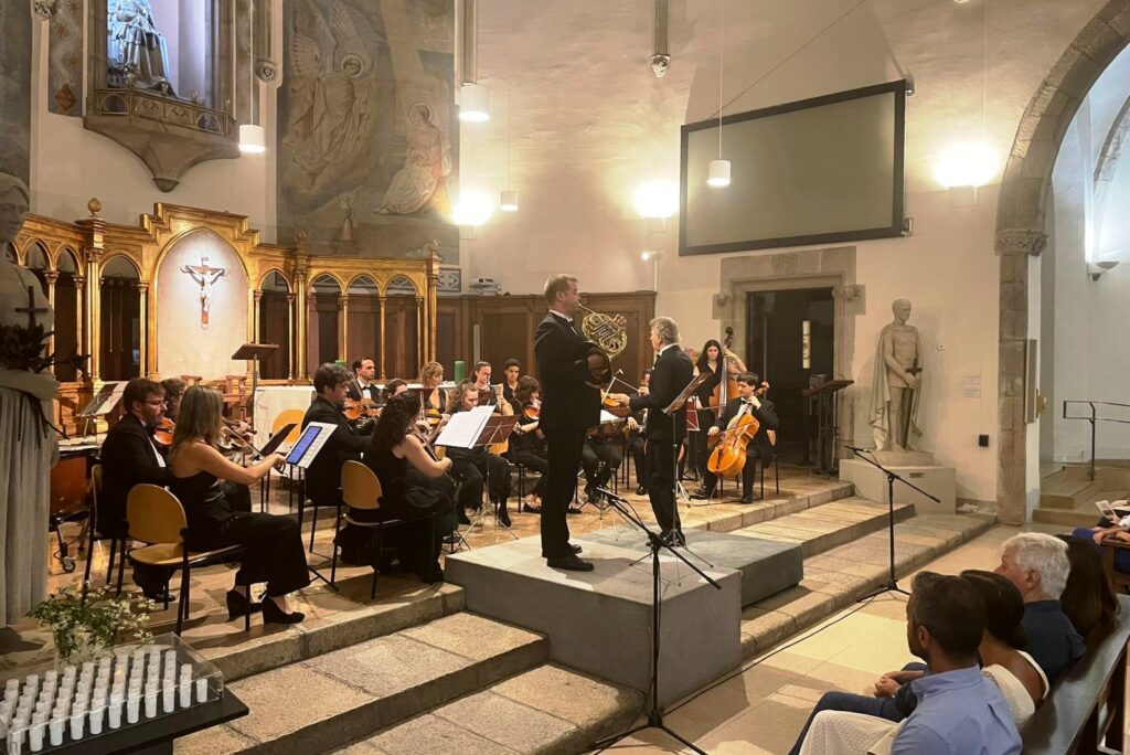 Horst Sohm dirigint l'orquestra en el concert solidari (Fundació Climent Guitart)