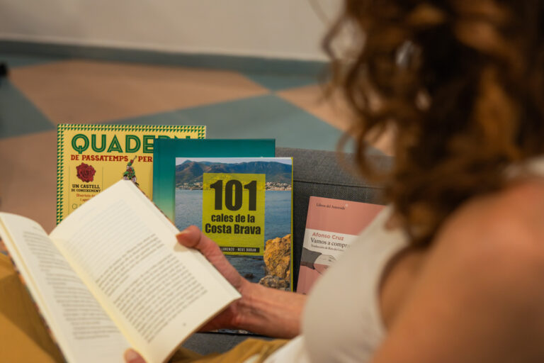 Montse Sala amb llibres de Can Gallissà