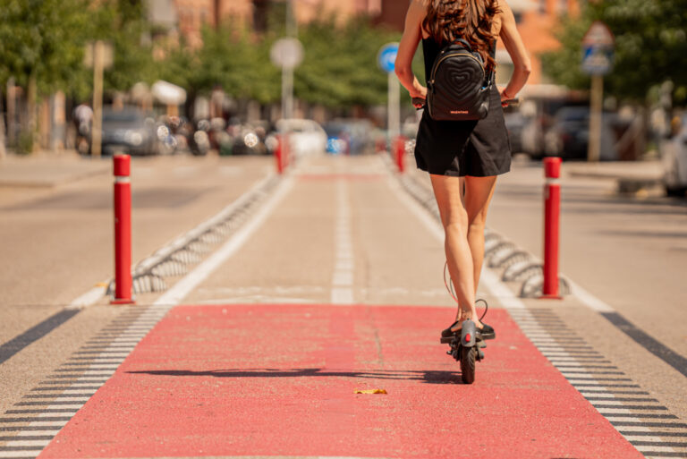 Noia amb un vehicle de mobilitat personal al carril bici de l'Avinguda de Vidreres