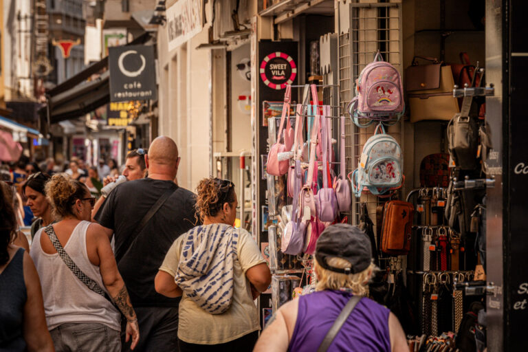 El carrer de la Vila, un dels principals eixos comercials