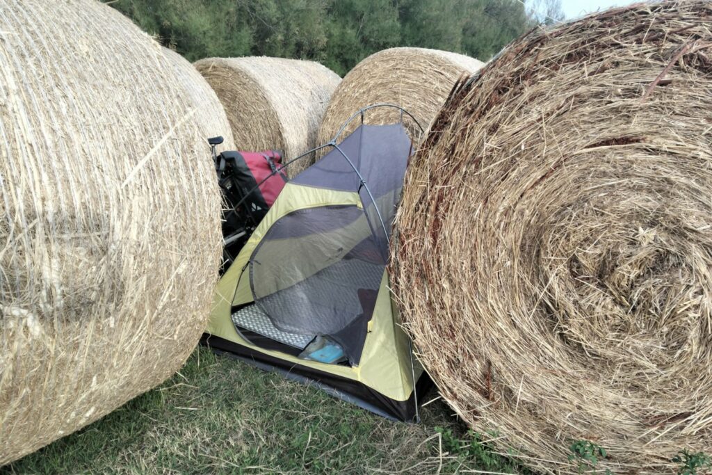 La majoria de nits busca un lloc on plantar la tenda