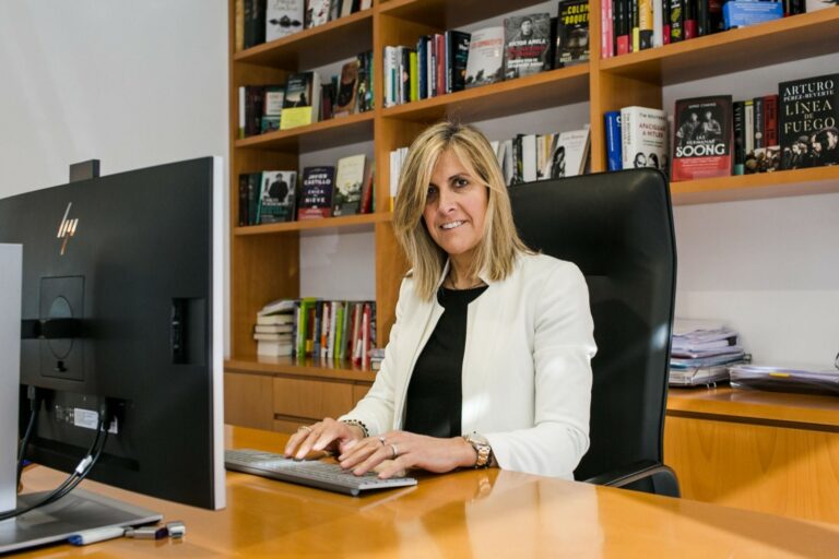 Núria Cabutí rep el Premi d'Honor Lloret Negre 2025 (El Periódico)
