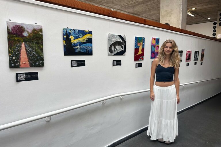 Oleksandra Slipenchuk davant dels seus quadres
